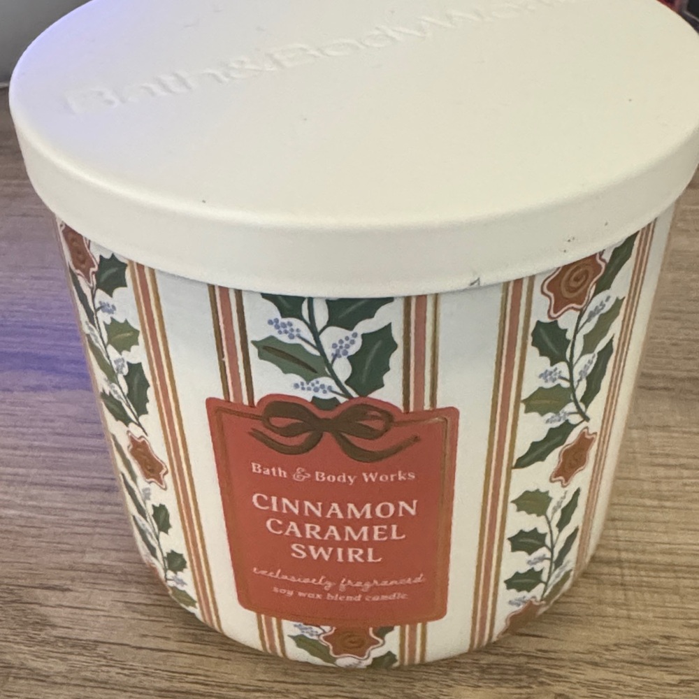 Bath & Body Works Cinnamon Caramel Swirl Candle - Festive Design 3 wick